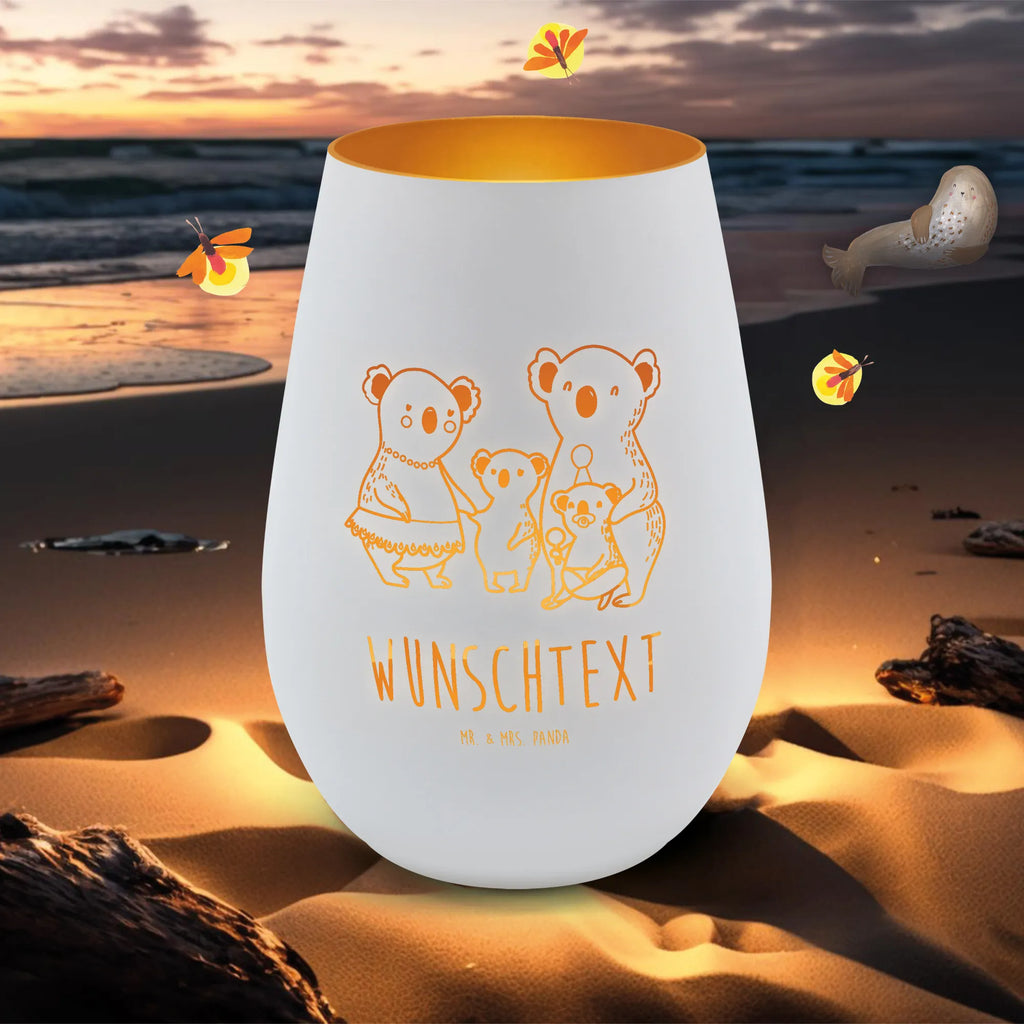 Gold Windlicht Personalisiert Koala Familie Windlicht Mit Persönlicher Botschaft Gold, Windlicht Gold Mit Spruch, Windlicht Aus Metall Gold Mit Gravur, Windlicht Gold Mit Liebevollem Spruch, Windlicht Goldfarben Mit Personalisierung, Windlicht In Gold Personalisiert, Windlicht Aus Glas Gold Mit Text, Personalisiertes Windlicht Gold, Windlicht Gold Geschenk Personalisiert, Gold Windlicht Hochzeit Mit Wunschtext, Windlicht Gold Für Innenbereich Mit Wunschtext, Windlicht Mit Widmung Goldfarben, Deko Windlicht Gold Mit Namen, Windlicht Gold Mit Namen, Laterne Gold Mit Personalisierung, Windlicht Gold Für Weihnachten Mit Spruch, Windlicht Mit Gravur Goldfarben, Goldener Teelichthalter Mit Wunschtext, Edles Windlicht Goldfarben Mit Text, Windlicht Mit Initialen In Gold, Tischdeko Windlicht Gold Mit Namen, Luxuriöses Windlicht In Gold Personalisiert, Kerzenhalter Gold Mit Gravur, Windlicht Mit Wunschtext Gold, Windlicht Gold Romantisch Mit Gravur, Familie, Vatertag, Muttertag, Bruder, Schwester, Mama, Papa, Oma, Opa, Geschwister, Familienleben, Koalas, Family, Koala, Kinder