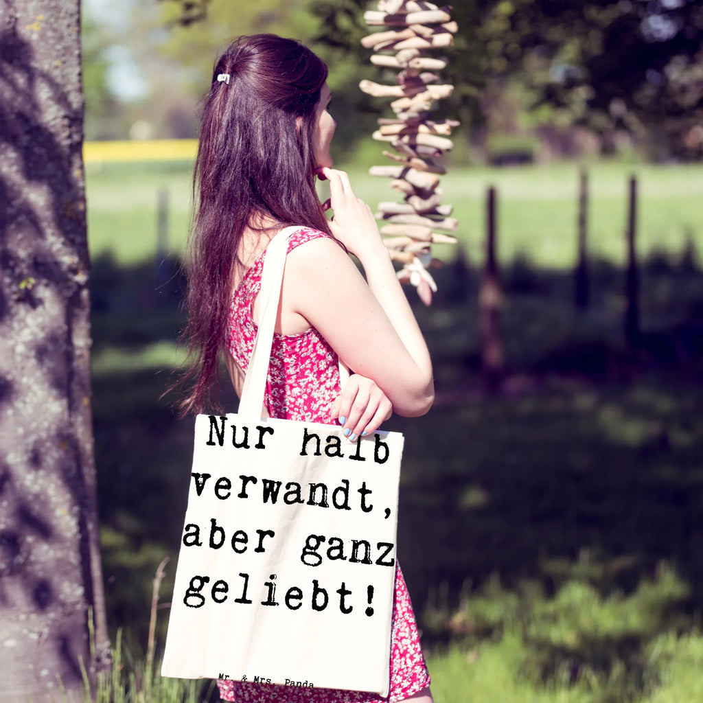 Tote bag Saying Nur halb verwandt, aber ganz geliebt! Beuteltasche, Beutel, Einkaufstasche, Jutebeutel, Stoffbeutel, Tasche, Shopper, Umhängetasche, Strandtasche, Schultertasche, Stofftasche, Tragetasche, Badetasche, Jutetasche, Einkaufstüte, Laptoptasche, Familie, Vatertag, Muttertag, Bruder, Schwester, Mama, Papa, Oma, Opa
