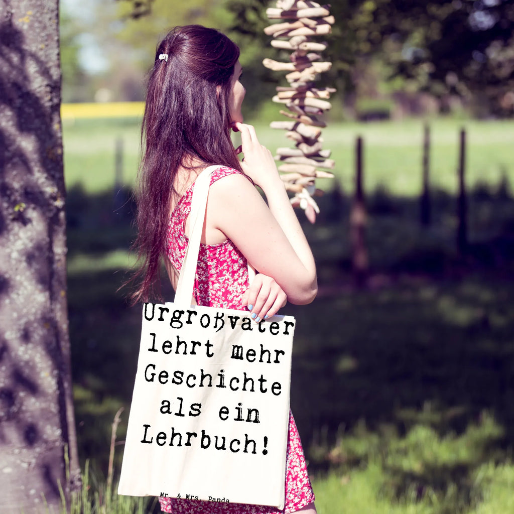 Tote bag Saying Urgroßvater lehrt mehr Geschichte als ein Lehrbuch! Beuteltasche, Beutel, Einkaufstasche, Jutebeutel, Stoffbeutel, Tasche, Shopper, Umhängetasche, Strandtasche, Schultertasche, Stofftasche, Tragetasche, Badetasche, Jutetasche, Einkaufstüte, Laptoptasche, Familie, Vatertag, Muttertag, Bruder, Schwester, Mama, Papa, Oma, Opa