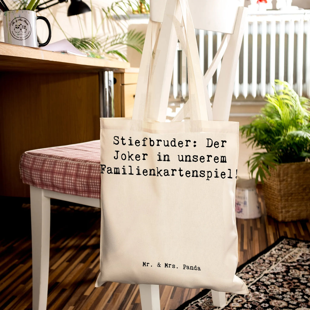 Tote bag Saying Stiefbruder: Der Joker in unserem Familienkartenspiel! Beuteltasche, Beutel, Einkaufstasche, Jutebeutel, Stoffbeutel, Tasche, Shopper, Umhängetasche, Strandtasche, Schultertasche, Stofftasche, Tragetasche, Badetasche, Jutetasche, Einkaufstüte, Laptoptasche, Familie, Vatertag, Muttertag, Bruder, Schwester, Mama, Papa, Oma, Opa