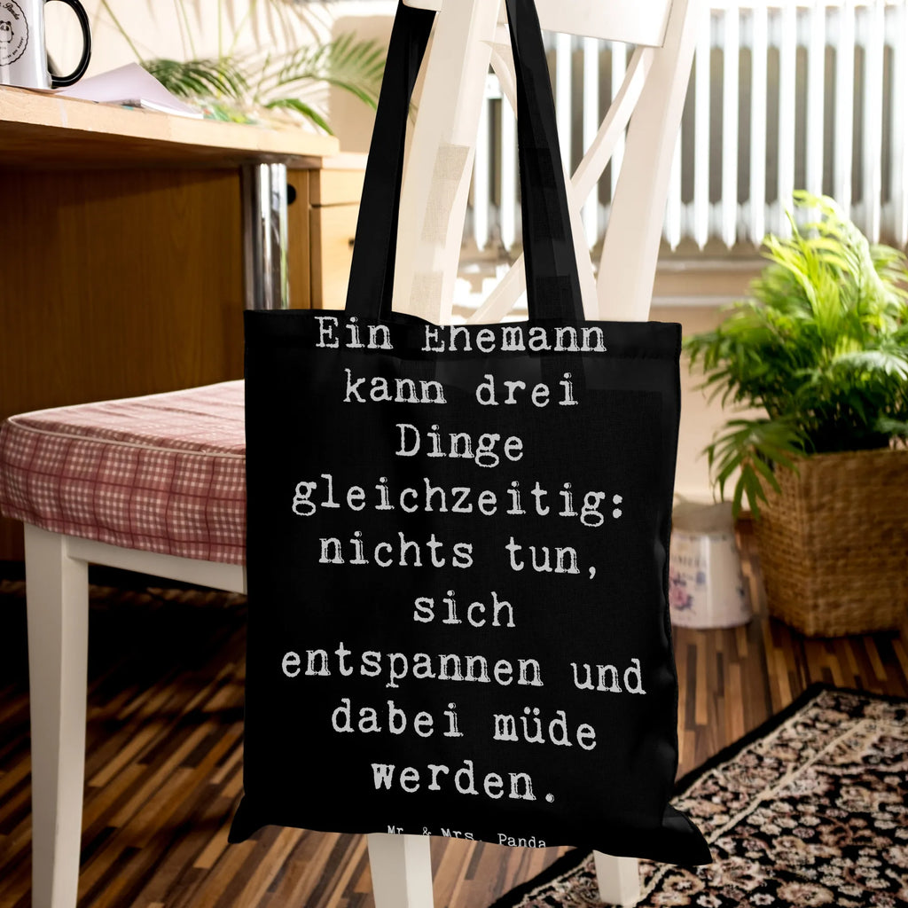 Tote bag Saying Ein Ehemann kann drei Dinge gleichzeitig: nichts tun, sich entspannen und dabei müde werden. Beuteltasche, Beutel, Einkaufstasche, Jutebeutel, Stoffbeutel, Tasche, Shopper, Umhängetasche, Strandtasche, Schultertasche, Stofftasche, Tragetasche, Badetasche, Jutetasche, Einkaufstüte, Laptoptasche, Familie, Vatertag, Muttertag, Bruder, Schwester, Mama, Papa, Oma, Opa