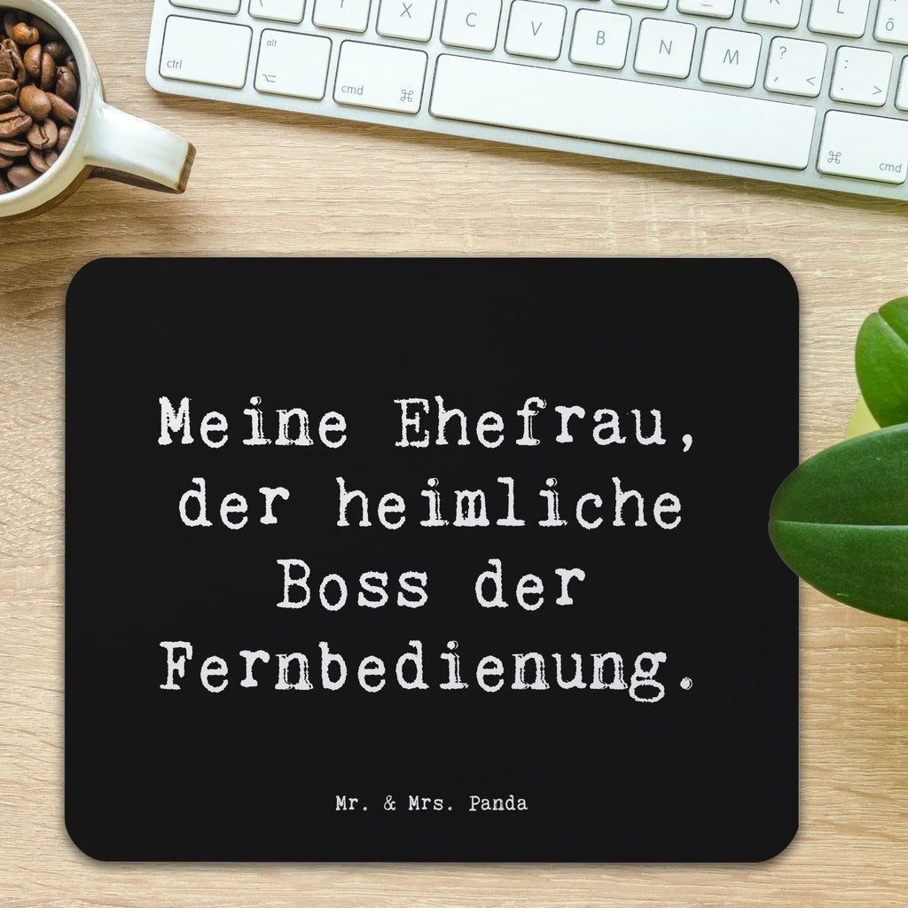 Mouse mat Saying Meine Ehefrau, der heimliche Boss der Fernbedienung. Mauspad, Arbeitszimmer, Einzigartiges Mauspad, Büroausstattung, PC Zubehör, Mausunterlage, Mauspad Büro, Designer Mauspad, Computer zubehör, Mousepad, Familie, Vatertag, Muttertag, Bruder, Schwester, Mama, Papa, Oma, Opa
