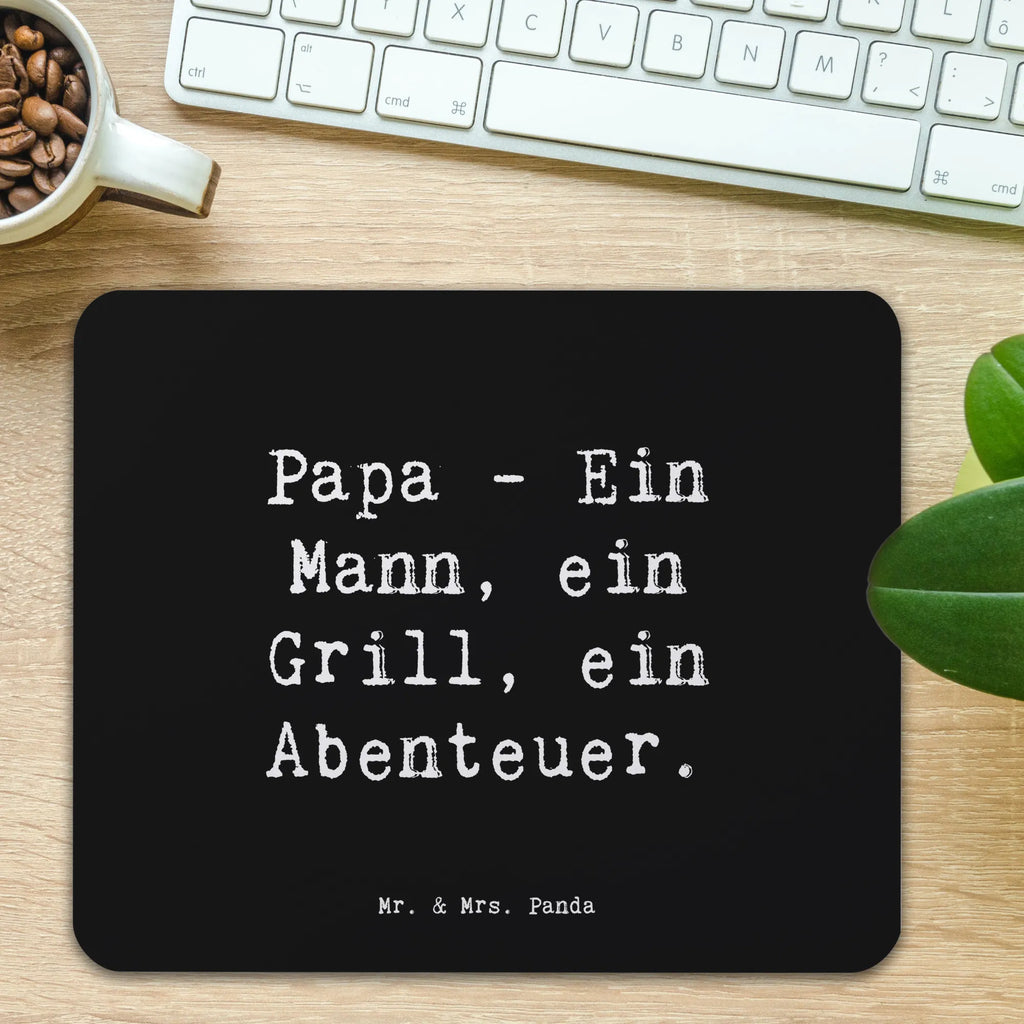 Mouse mat Saying Papa - Ein Mann, ein Grill, ein Abenteuer. Einzigartiges Mauspad, Mausunterlage, Mauspad, Arbeitszimmer, Mousepad, Computer zubehör, PC Zubehör, Mauspad Büro, Büroausstattung, Designer Mauspad, Familie, Vatertag, Muttertag, Bruder, Schwester, Mama, Papa, Oma, Opa