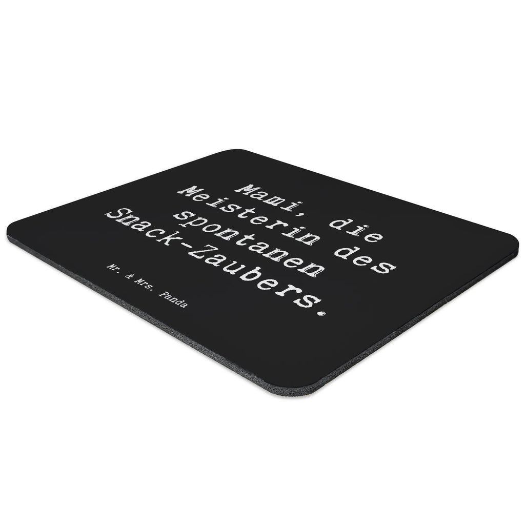 Mouse mat Saying Mami, die Meisterin des spontanen Snack-Zaubers. Mousepad, Computer zubehör, Büroausstattung, PC Zubehör, Arbeitszimmer, Mauspad, Einzigartiges Mauspad, Designer Mauspad, Mausunterlage, Mauspad Büro, Familie, Vatertag, Muttertag, Bruder, Schwester, Mama, Papa, Oma, Opa