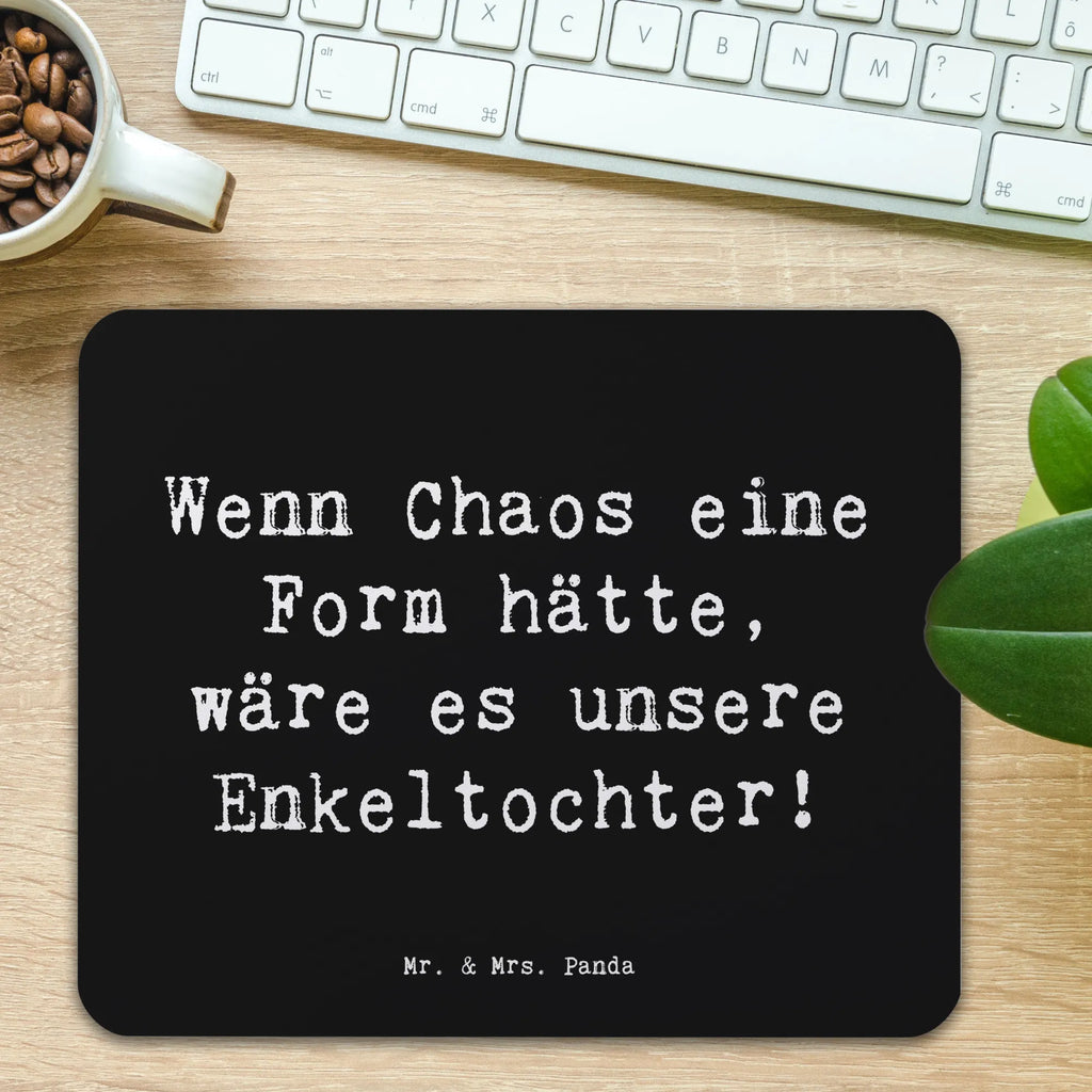 Mouse mat Saying Wenn Chaos eine Form hätte, wäre es unsere Enkeltochter! Arbeitszimmer, PC Zubehör, Mauspad, Computer zubehör, Einzigartiges Mauspad, Mausunterlage, Designer Mauspad, Büroausstattung, Mousepad, Mauspad Büro, Familie, Vatertag, Muttertag, Bruder, Schwester, Mama, Papa, Oma, Opa