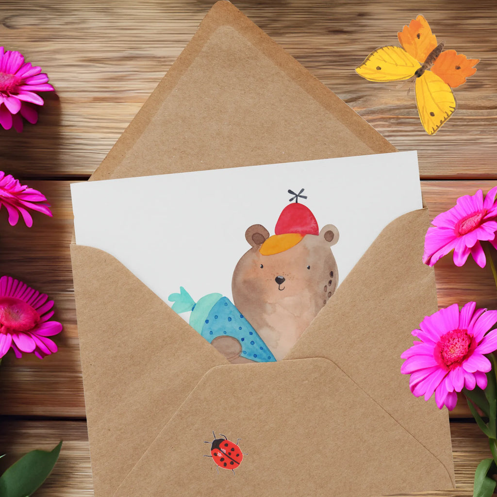 Deluxe Card bear School cone Hochwertige Klappkarte, Karte, Geburtstagskarte, Einladungskarte, Klappkarte, Glückwunschkarte, Hochzeitskarte, Grußkarte, Hochwertige Grußkarte, Bär, Teddy, Teddybär, Bär Motiv, Einschulung Geschenk, Erster Schultag Geschenk, Grundschule, Schule Geschenk, Schulanfang, Schultüte, Schulbeginn