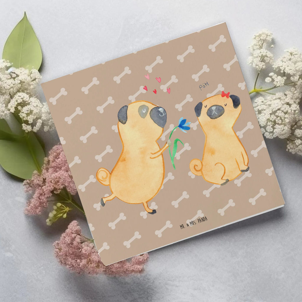 Deluxe Karte Mops Verliebt Grußkarte, Hochwertige Grußkarte, Einladungskarte, Karte, Hochzeitskarte, Klappkarte, Geburtstagskarte, Hochwertige Klappkarte, Glückwunschkarte, Hund, Hundemotiv, Haustier, Hunderasse, Tierliebhaber, Hundebesitzer, Sprüche, Geschenk Freund, Möpse, Liebe, Mops, verliebt, Liebesspruch. Verlobt, Partner, Hundeliebe