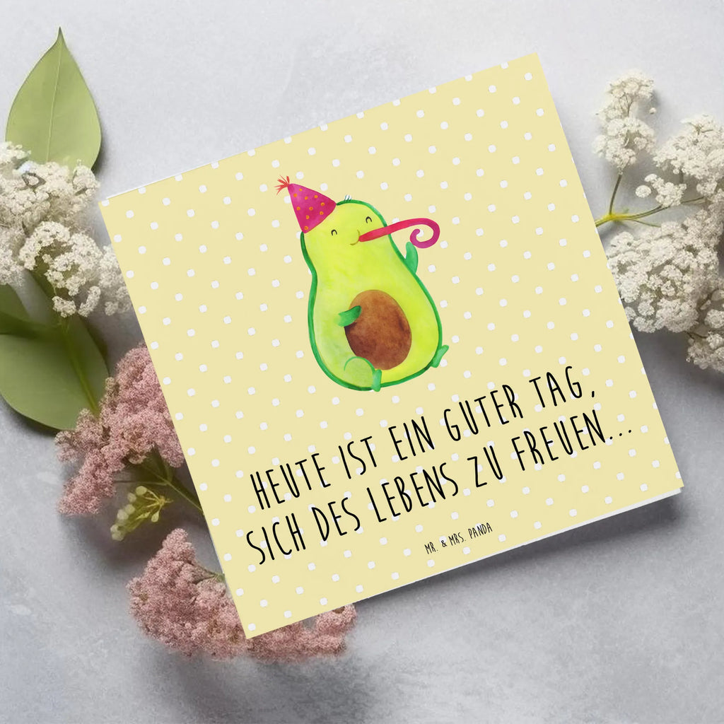 Deluxe Card avocado Celebration Hochwertige Grußkarte, Geburtstagskarte, Einladungskarte, Hochzeitskarte, Klappkarte, Hochwertige Klappkarte, Karte, Glückwunschkarte, Grußkarte, Avocado, Veggie, Vegan, Gesund, Tröte, Feierlichkeit, Feier, Geburtstag, Gute Laune, Fete, Party
