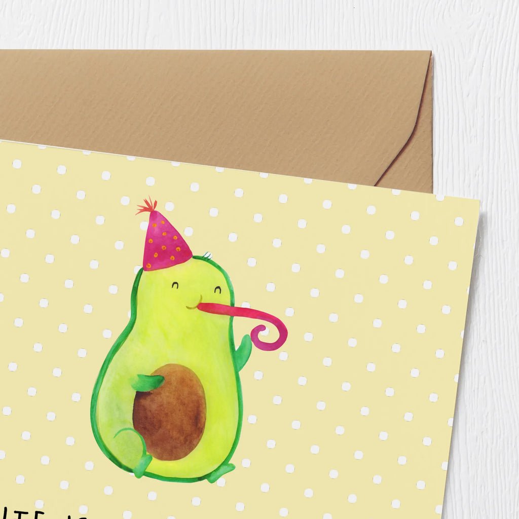 Deluxe Card avocado Celebration Hochwertige Grußkarte, Geburtstagskarte, Einladungskarte, Hochzeitskarte, Klappkarte, Hochwertige Klappkarte, Karte, Glückwunschkarte, Grußkarte, Avocado, Veggie, Vegan, Gesund, Tröte, Feierlichkeit, Feier, Geburtstag, Gute Laune, Fete, Party