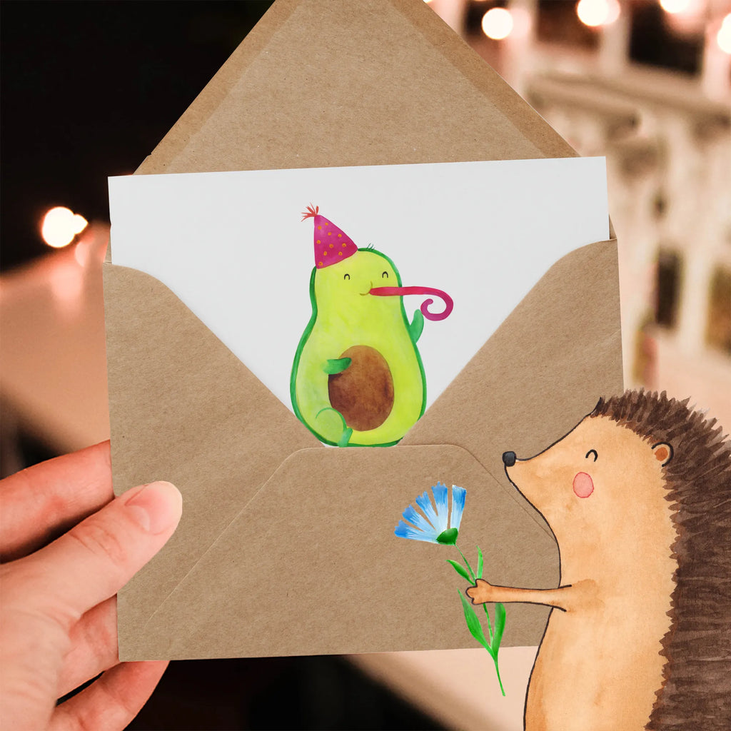 Deluxe Card avocado Celebration Hochwertige Grußkarte, Geburtstagskarte, Einladungskarte, Hochzeitskarte, Klappkarte, Hochwertige Klappkarte, Karte, Glückwunschkarte, Grußkarte, Avocado, Veggie, Vegan, Gesund, Tröte, Feierlichkeit, Feier, Geburtstag, Gute Laune, Fete, Party