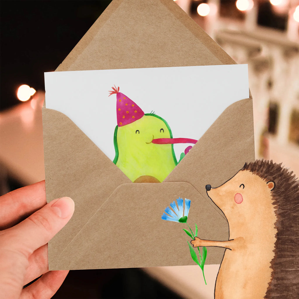 Deluxe Card avocado Celebration Hochwertige Grußkarte, Geburtstagskarte, Einladungskarte, Hochzeitskarte, Klappkarte, Hochwertige Klappkarte, Karte, Glückwunschkarte, Grußkarte, Avocado, Veggie, Vegan, Gesund, Tröte, Feierlichkeit, Feier, Geburtstag, Gute Laune, Fete, Party