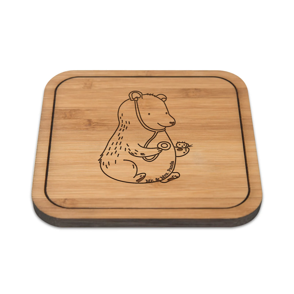 Untersetzer quadratisch Bär Arzt Untersetzer Quadratisch, Untersetzer Aus Kork, Glasuntersetzer, Umweltfreundlicher Untersetzer, Bierdeckel, Klassischer Getränkeuntersetzer, Nachhaltiger Untersetzer, Rutschfester Untersetzer, Tischschoner, Tassenuntersetzer, Bambusuntersetzer Quadratisch, Untersetzer 4er Set, Design Untersetzer, Hitzebeständiger Untersetzer, Filzuntersetzer Quadratisch, nachhhaltig Unterstzer, Getränkeunterlage, Unterlage Für Gläser, Schieferuntersetzer Quadratisch, Untersetzer Für Wohnzimmer, Kratzschutz Für Tisch, Untersetzer Aus Holz Quadratisch, Untersetzer Für Esstisch, Untersetzer 6er Set, Untersetzer Für Küche, Unterlage Für Tassen, Dekorativer Untersetzer Quadratisch, Quadratischer Untersetzer, Moderner Tischuntersetzer, Untersetzer Aus Filz, Holzuntersetzer Quadratisch, Coaster Quadratisch, Becheruntersetzer, Robuster Untersetzer, Glasunterlage, Gläser Schutz, Getränkeuntersetzer, Tassenunterlage, Unterlage Für Becher, Handgemachter Untersetzer, Tassen Schutz, Tischuntersetzer Quadratisch, Korkuntersetzer Quadratisch, Untersetzer Geschenk, Untersetzer Büro, Keramikuntersetzer, Bär, Teddy, Teddybär, Ärztin, Professorin, Arzt, Professor, Doktorin, Doktor