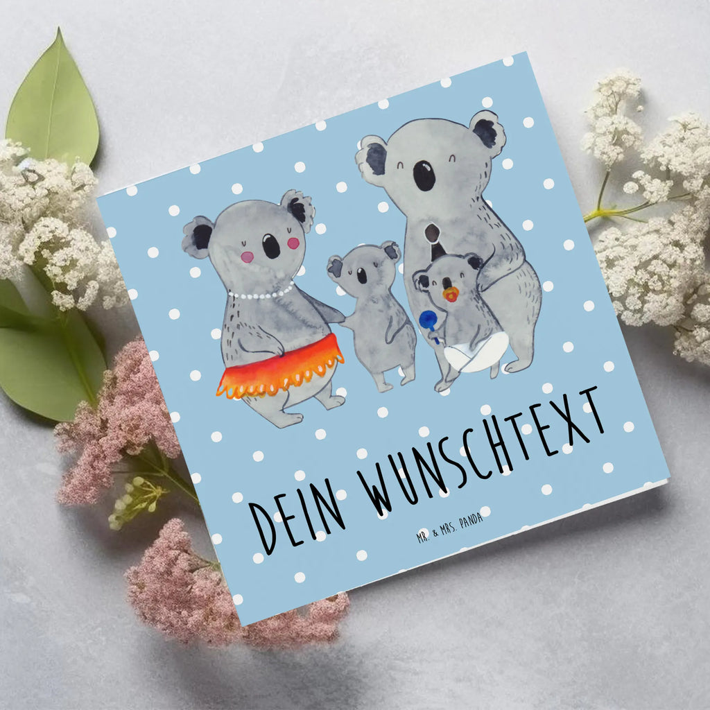 Personalized Deluxe Card Koala Family Personalisierte Karte, Personalisierte Geburtstagskarte, Grußkarte selber drucken, Grußkarte selbst gestalten, Personalisierte Grußkarte, Personalisiertere Klappkarte, Grußkarten personalisiert, Grußkarte als Geldgeschenk, Grußkarte mit Namen, Personalisierte Glückwunschkarte, Personalisierte Einladungskarte, Personalisierte Hochzeitskarte, Grußkarte mit persönlichen Nachrichten, Familie, Vatertag, Muttertag, Bruder, Schwester, Mama, Papa, Oma, Opa, Koala, Familienleben, Family, Geschwister, Koalas, Kinder