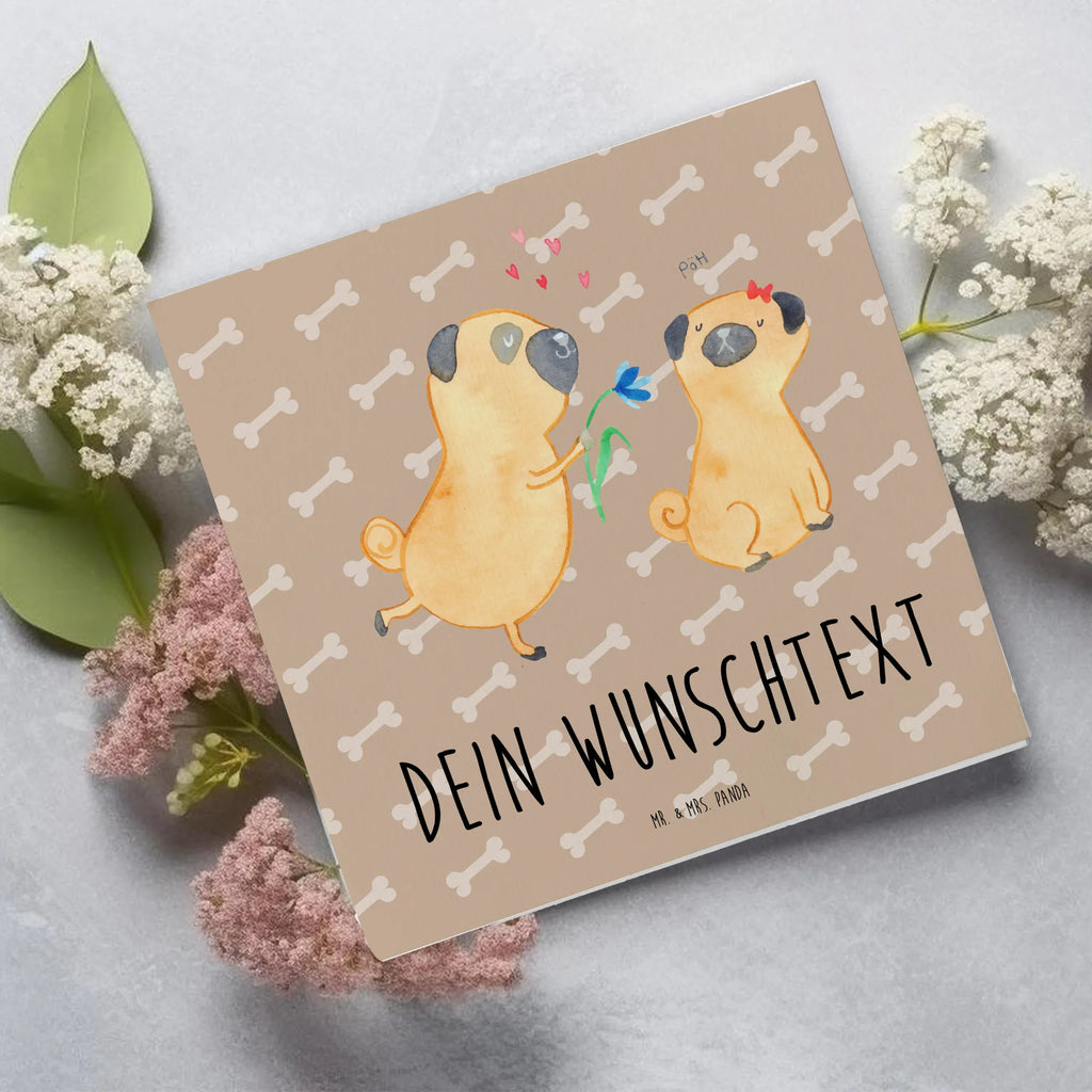 Personalisierte Deluxe Karte Mops Verliebt Grußkarte selber drucken, Grußkarten personalisiert, Grußkarte selbst gestalten, Personalisierte Karte, Grußkarte als Geldgeschenk, Personalisierte Hochzeitskarte, Personalisierte Grußkarte, Personalisierte Einladungskarte, Personalisierte Glückwunschkarte, Grußkarte mit Namen, Personalisierte Geburtstagskarte, Grußkarte mit persönlichen Nachrichten, Personalisiertere Klappkarte, Hund, Hundemotiv, Haustier, Hunderasse, Tierliebhaber, Hundebesitzer, Sprüche, Geschenk Freund, Mops, Liebe, Partner, verliebt, Hundeliebe, Liebesspruch. Verlobt, Möpse