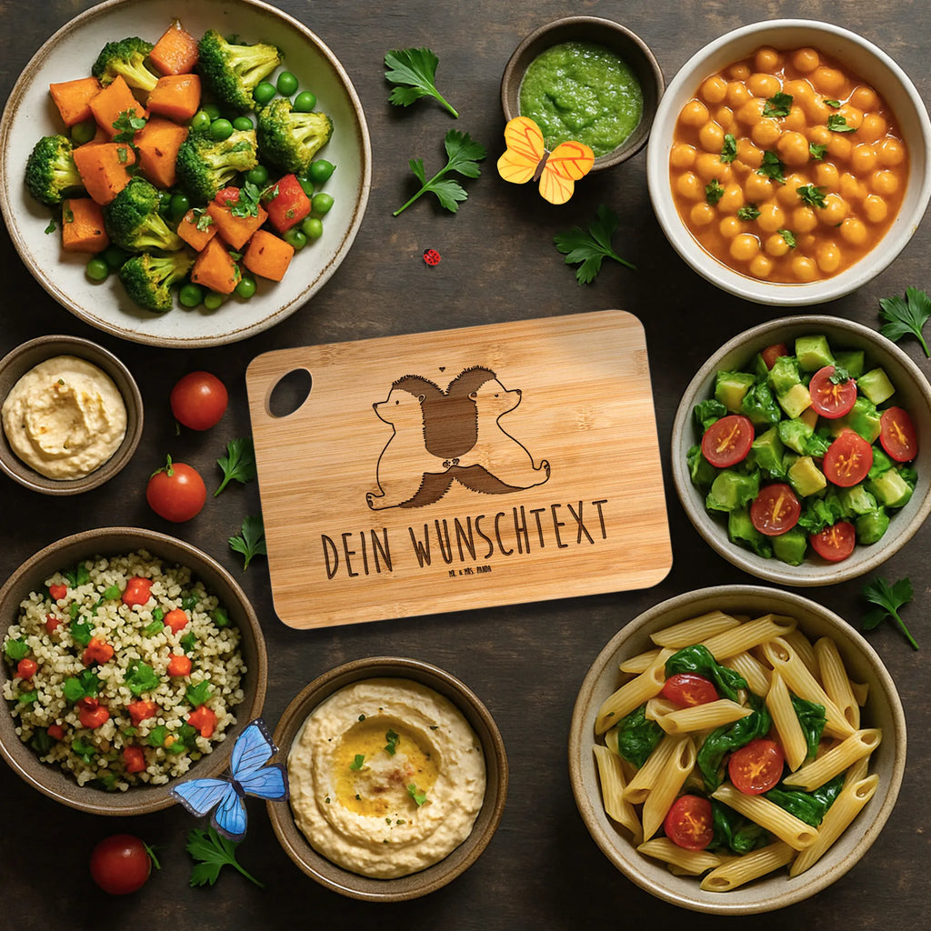 Personalisiertes Schneidebrett Igel händchenhaltend Holzbrett Mit Gravur, Schneidebrett Mit Datum, Schneidebrett Mit Gravur, Schneidebrett Mit Initialen, Bambusbrettchen Mit Gravur, Schneidebrett Mit Logo, Schneidebrett Geschenk Personalisiert, Schneidebrett Mit Herzen Und Wunschtext, Schneidebrett Mit Namen, Schneidebrett selber gestalten, Schneidebrett Für Paare Mit Namen, Schneidebrett Geburtstag Mit Gravur, Schneidebrett individuell, Hochwertiges Schneidebrett Mit Gravur, Küchenbrett Mit Namen, Werbegeschenk mit Text, Schneidebrett Bambus Mit Gravur, Schneidebrett Mit Wunschtext, Schneidebrett Mit Spruch Und Namen, Schneidebrett Mit Motiv Und Namen, Schneidebrett Hochzeit Geschenk Mit Gravur, Werbegeschenk mit Firmennamen, Bambusbrett Mit Namen, Schneidebrett Für Grillfans Mit Gravur, Personalisiertes Schneidebrett, Schneidebrett Mit Personalisierung, Geschenkidee Schneidebrett Mit Namen, Schneidebrett Holz Mit Namen, Schneidebrett Selbst Gestalten, Personalisiertes Bambus Schneidebrett, Schneidebrett Familie Mit Namen, Personalisiertes Küchenbrett, Frühstücksbrett Mit Namen, Liebe, Partner, Freund, Freundin, Ehemann, Ehefrau, Heiraten, Verlobung, Heiratsantrag, Liebesgeschenk, Jahrestag, Hocheitstag, Liebesbeweis, Lieblingsmensch, Geschenk für zwei, Gemeinsamkeit, Igel, Hand in Hand, Love, Igelliebe, Liebesbotschaft, Hochzeit, große Liebe