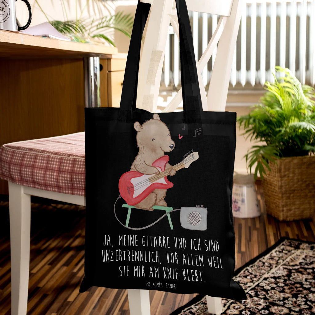 Tote bag Ja, meine Gitarre und ich sind unzertrennlich, vor allem weil sie mir am Knie klebt. Shopper, Beuteltasche, Schultertasche, Stoffbeutel, Umhängetasche, Stofftasche, Tragetasche, Beutel, Strandtasche, Tasche, Jutetasche, Laptoptasche, Jutebeutel, Einkaufstasche, Badetasche, Einkaufstüte, Instrumente, Geschenke Musiker, Musikliebhaber