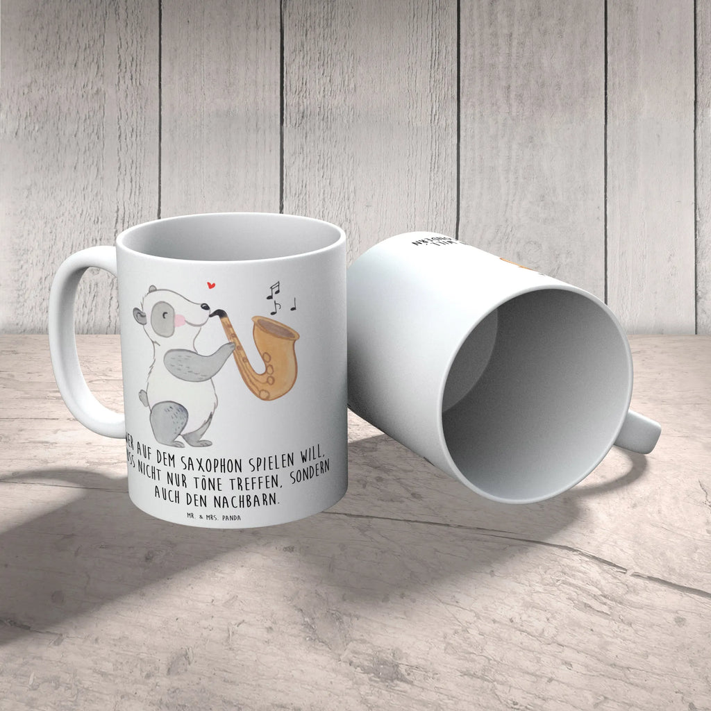 Mug Wer auf dem Saxophon spielen will, muss nicht nur Töne treffen, sondern auch den Nachbarn. Keramiktasse, Kaffeetasse, Tasse mit Zitaten, Bürotasse, Tasse mit Motiven, Geschenktasse, Porzellantasse, Tasse, Teetasse, Instrumente, Geschenke Musiker, Musikliebhaber