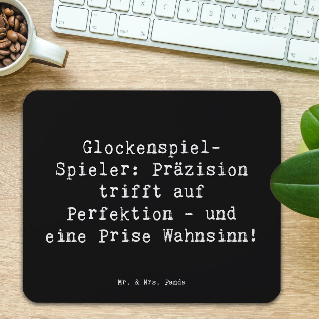 Mouse mat Saying Glockenspiel-Spieler: Präzision trifft auf Perfektion - und eine Prise Wahnsinn! Mausunterlage, Mauspad, Einzigartiges Mauspad, Mousepad, PC Zubehör, Computer zubehör, Büroausstattung, Designer Mauspad, Arbeitszimmer, Mauspad Büro, Instrumente, Geschenke Musiker, Musikliebhaber