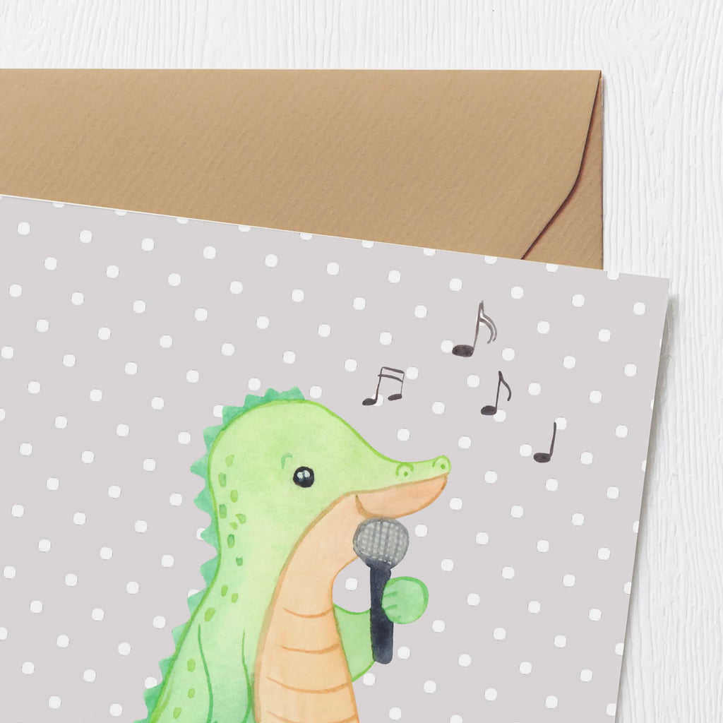 Deluxe Karte Krokodil Singen Grußkarte, Hochwertige Grußkarte, Einladungskarte, Karte, Geburtstagskarte, Klappkarte, Glückwunschkarte, Hochzeitskarte, Hochwertige Klappkarte, Geschenk, Sport, Sportart, Hobby, Schenken, Danke, Dankeschön, Auszeichnung, Gewinn, Sportler, Singen, Live Auftritt, Band, Gesang, Hobbysänger