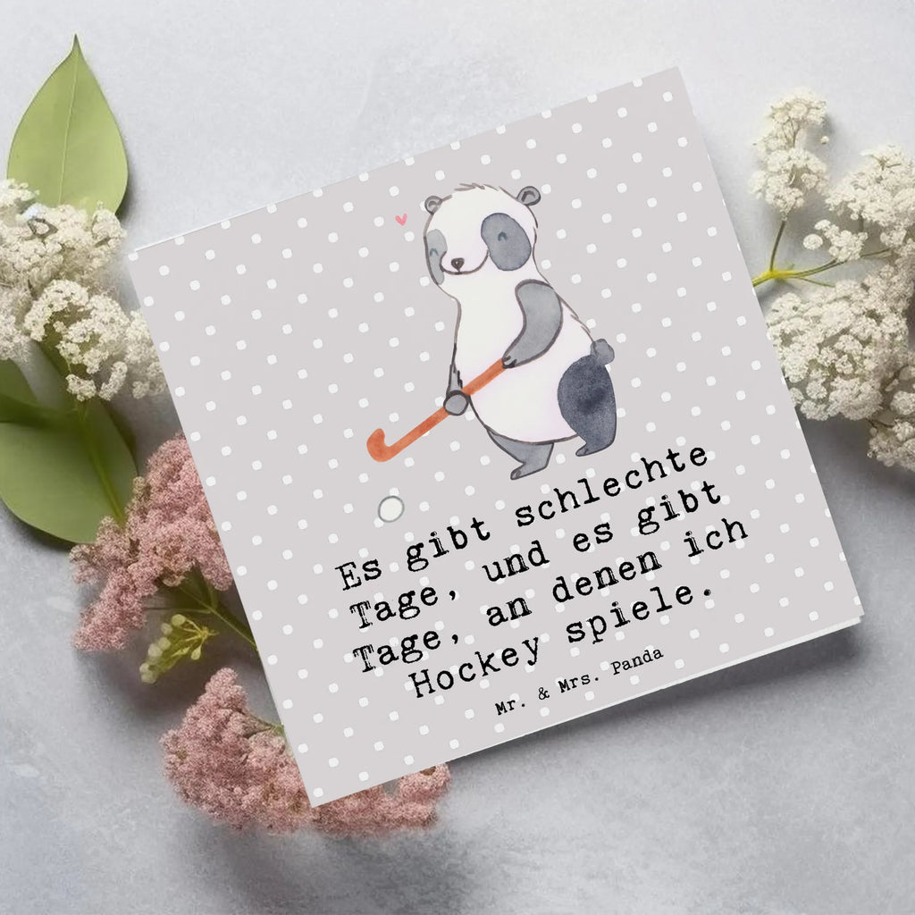Deluxe Karte Panda Hockey spielen Klappkarte, Karte, Hochwertige Grußkarte, Geburtstagskarte, Glückwunschkarte, Einladungskarte, Hochwertige Klappkarte, Hochzeitskarte, Grußkarte, Geschenk, Sport, Sportart, Hobby, Schenken, Danke, Dankeschön, Auszeichnung, Gewinn, Sportler, Hockeyschläger, Hockey Verein, Feldhockey, Hockey spielen