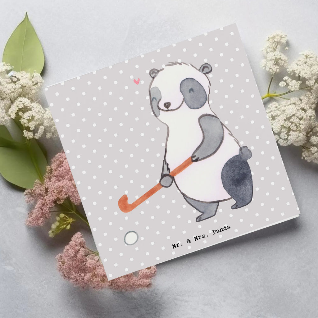 Deluxe Karte Panda Hockey spielen Klappkarte, Karte, Hochwertige Grußkarte, Geburtstagskarte, Glückwunschkarte, Einladungskarte, Hochwertige Klappkarte, Hochzeitskarte, Grußkarte, Geschenk, Sport, Sportart, Hobby, Schenken, Danke, Dankeschön, Auszeichnung, Gewinn, Sportler, Hockeyschläger, Hockey Verein, Feldhockey, Hockey spielen