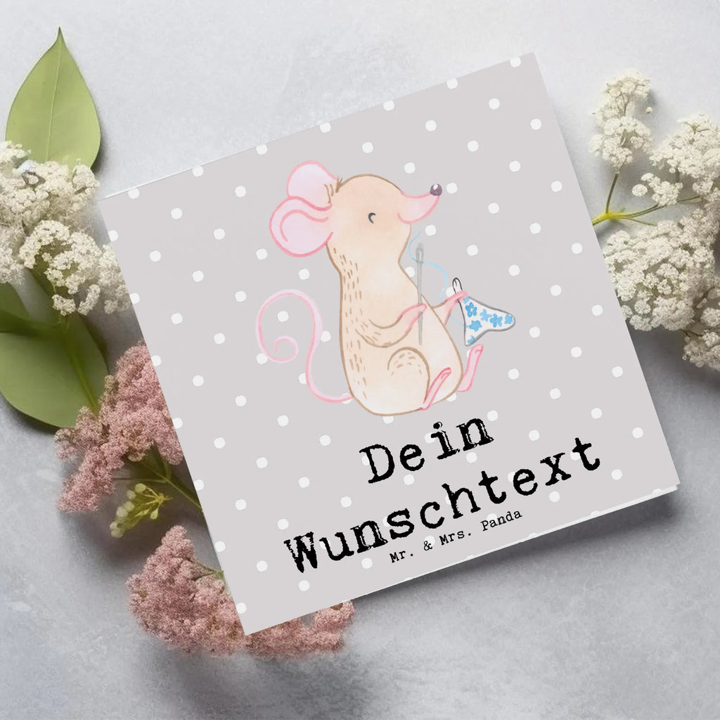 Personalized Deluxe Card Mouse Sew Grußkarte selber drucken, Personalisiertere Klappkarte, Grußkarte selbst gestalten, Grußkarte mit Namen, Grußkarte als Geldgeschenk, Personalisierte Einladungskarte, Personalisierte Geburtstagskarte, Personalisierte Karte, Grußkarten personalisiert, Personalisierte Hochzeitskarte, Grußkarte mit persönlichen Nachrichten, Personalisierte Grußkarte, Personalisierte Glückwunschkarte, Geschenk, Sport, Sportart, Hobby, Schenken, Danke, Dankeschön, Auszeichnung, Gewinn, Sportler, DIY, Nähmaschine, Nähkurs, Nähen, kreatives Hobby