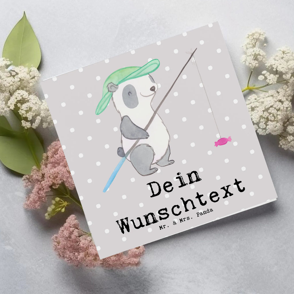 Personalisierte Deluxe Karte Panda Angeln Personalisierte Karte, Personalisierte Grußkarte, Grußkarte als Geldgeschenk, Grußkarten personalisiert, Grußkarte mit Namen, Grußkarte selbst gestalten, Personalisiertere Klappkarte, Grußkarte mit persönlichen Nachrichten, Personalisierte Einladungskarte, Personalisierte Hochzeitskarte, Grußkarte selber drucken, Personalisierte Glückwunschkarte, Personalisierte Geburtstagskarte, Geschenk, Sport, Sportart, Hobby, Schenken, Danke, Dankeschön, Auszeichnung, Gewinn, Sportler, Angler, angeln, angeln gehen, Hobbyangler, Angelsport, Angelverein