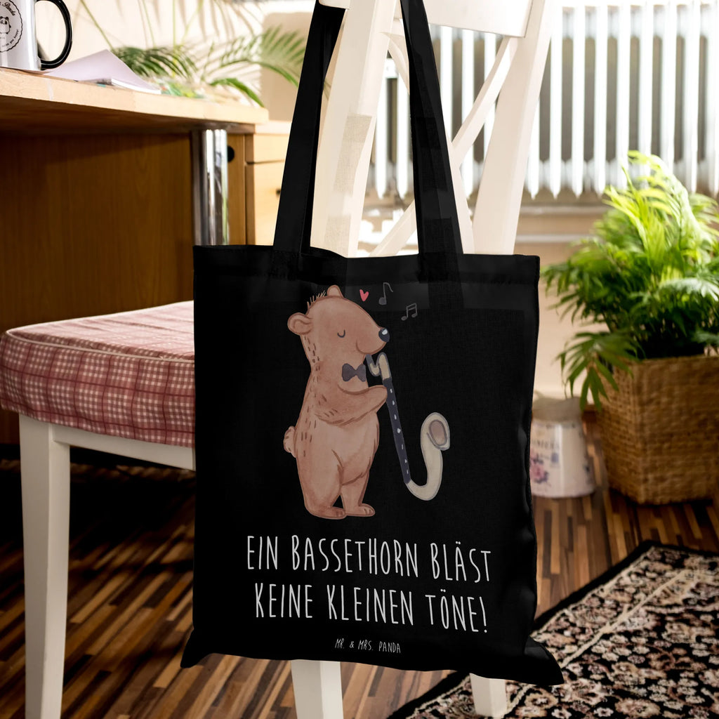 Tragetasche Ein Bassethorn bläst keine kleinen Töne! Stofftasche, Tragetasche, Shopper, Laptoptasche, Tasche, Beuteltasche, Strandtasche, Beutel, Stoffbeutel, Jutetasche, Umhängetasche, Badetasche, Jutebeutel, Schultertasche, Einkaufstüte, Einkaufstasche, Instrumente, Geschenke Musiker, Musikliebhaber