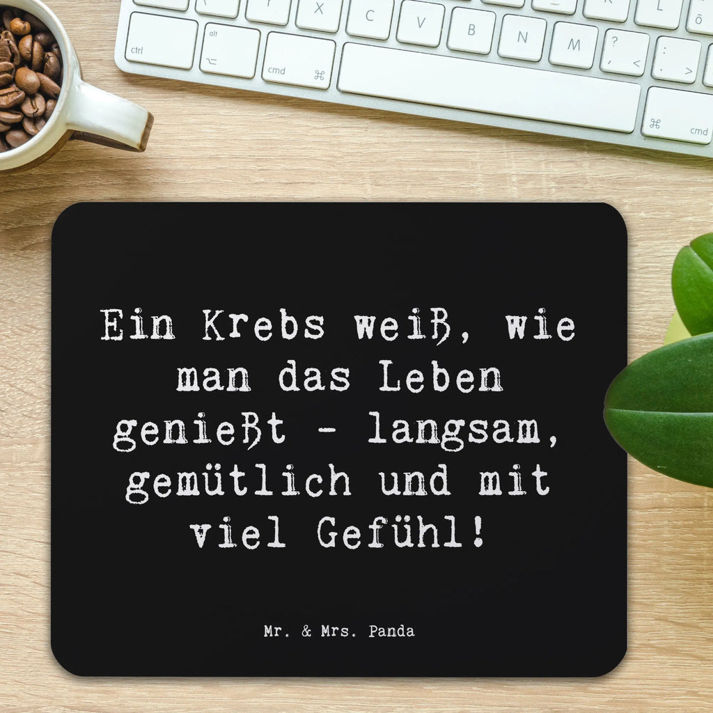 Mouse mat Saying Ein Krebs weiß, wie man das Leben genießt - langsam, gemütlich und mit viel Gefühl! Mauspad Büro, Designer Mauspad, Mauspad, Einzigartiges Mauspad, Computer zubehör, Mausunterlage, Arbeitszimmer, PC Zubehör, Mousepad, Büroausstattung, Tierkreiszeichen, Sternzeichen, Horoskop, Astrologie, Aszendent