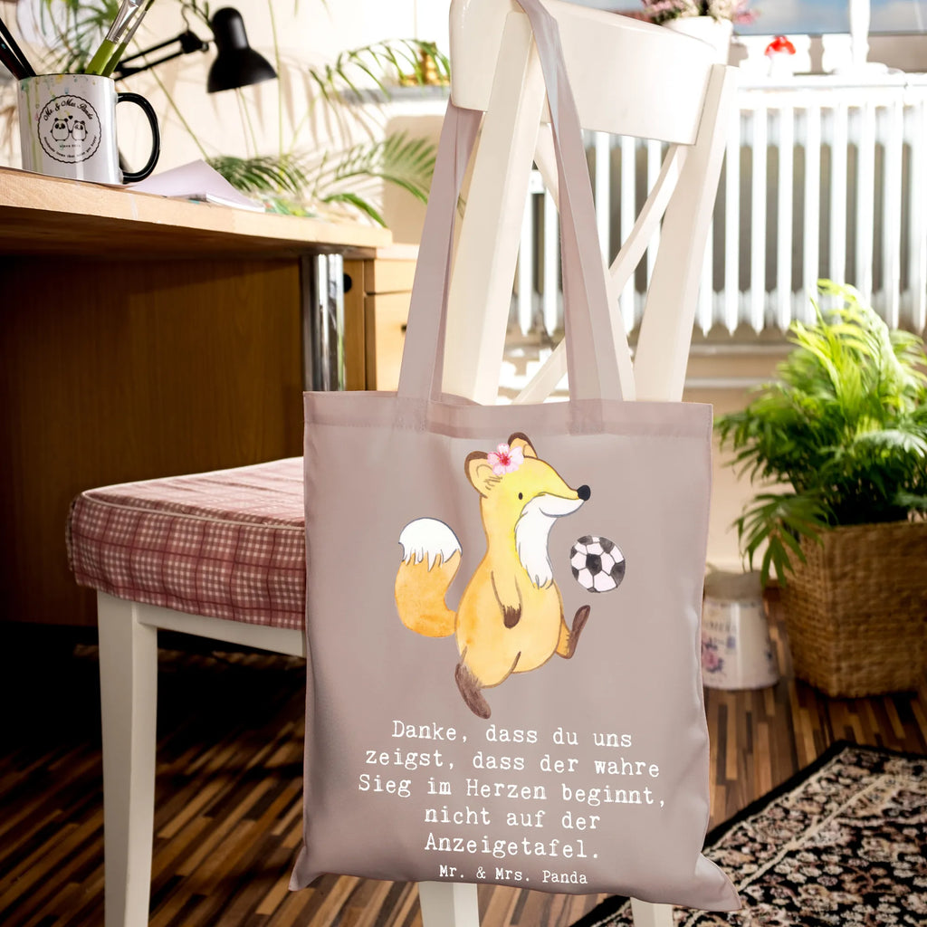 Tote bag Danke, dass du uns zeigst, dass der wahre Sieg im Herzen beginnt, nicht auf der Anzeigetafel. Tasche, Jutebeutel, Tragetasche, Shopper, Stoffbeutel, Jutetasche, Umhängetasche, Strandtasche, Einkaufstasche, Schultertasche, Laptoptasche, Einkaufstüte, Beutel, Stofftasche, Beuteltasche, Badetasche, Geschenk, Sport, Sportart, Hobby, Schenken, Danke, Dankeschön, Auszeichnung, Gewinn, Sportler