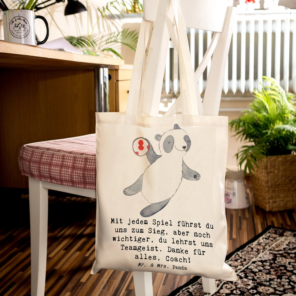 Tote bag Mit jedem Spiel führst du uns zum Sieg, aber noch wichtiger, du lehrst uns Teamgeist. Danke für alles, Coach! Schultertasche, Badetasche, Tragetasche, Shopper, Tasche, Laptoptasche, Einkaufstasche, Einkaufstüte, Stofftasche, Beutel, Jutebeutel, Stoffbeutel, Strandtasche, Umhängetasche, Jutetasche, Beuteltasche, Geschenk, Sport, Sportart, Hobby, Schenken, Danke, Dankeschön, Auszeichnung, Gewinn, Sportler