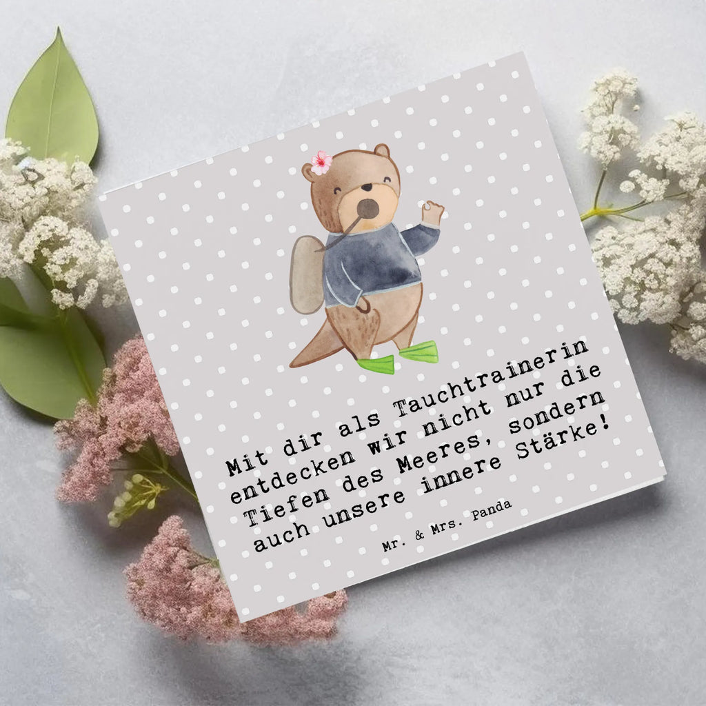 Deluxe Card Mit dir als Tauchtrainerin entdecken wir nicht nur die Tiefen des Meeres, sondern auch unsere innere Stärke! Klappkarte, Karte, Hochzeitskarte, Geburtstagskarte, Einladungskarte, Hochwertige Grußkarte, Grußkarte, Glückwunschkarte, Hochwertige Klappkarte, Geschenk, Sport, Sportart, Hobby, Schenken, Danke, Dankeschön, Auszeichnung, Gewinn, Sportler