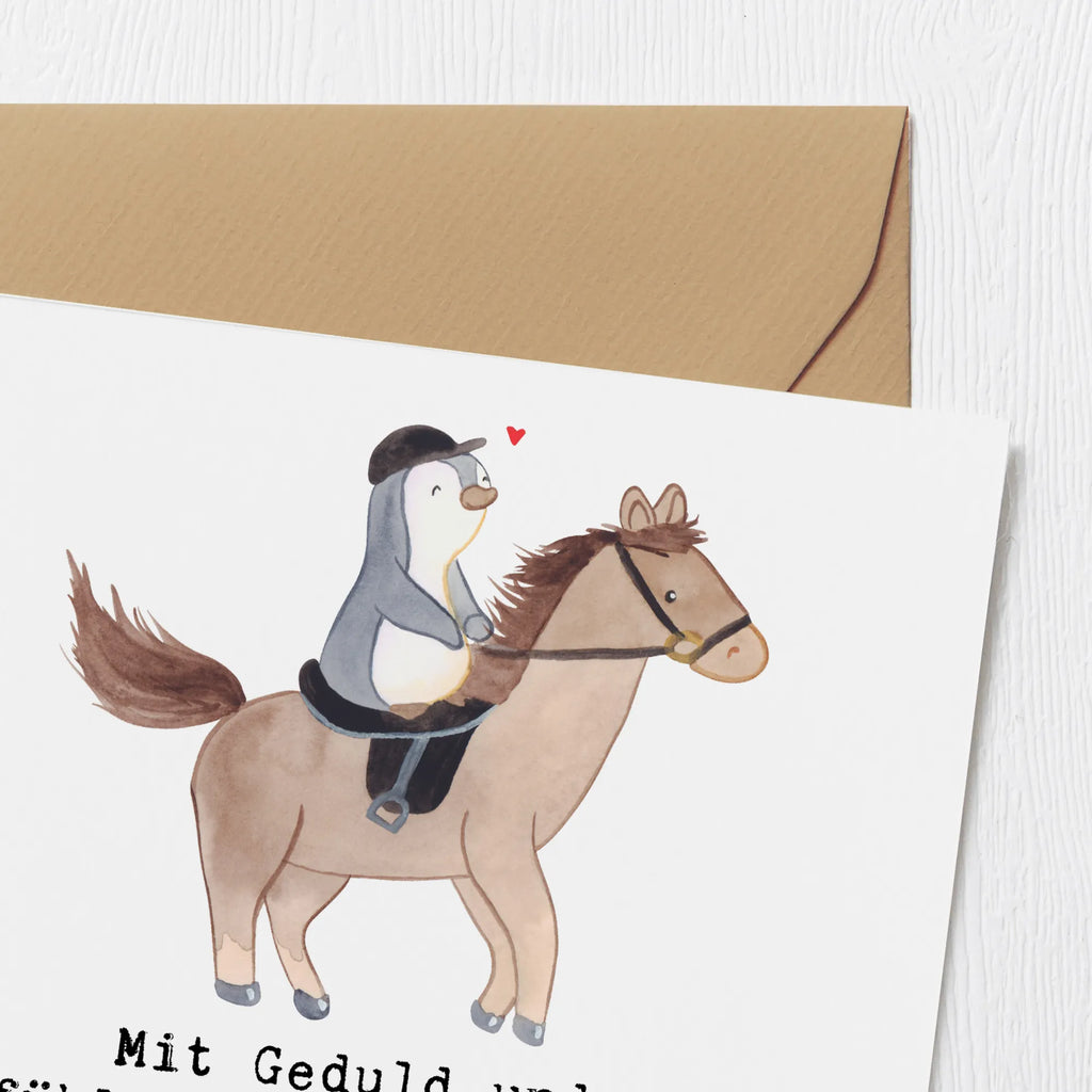 Deluxe Card Mit Geduld und Einfühlungsvermögen bringst du Ross und Reiter in Einklang. Du bist die beste Reitsporttrainerin! Hochwertige Klappkarte, Grußkarte, Hochwertige Grußkarte, Geburtstagskarte, Karte, Glückwunschkarte, Hochzeitskarte, Klappkarte, Einladungskarte, Geschenk, Sport, Sportart, Hobby, Schenken, Danke, Dankeschön, Auszeichnung, Gewinn, Sportler