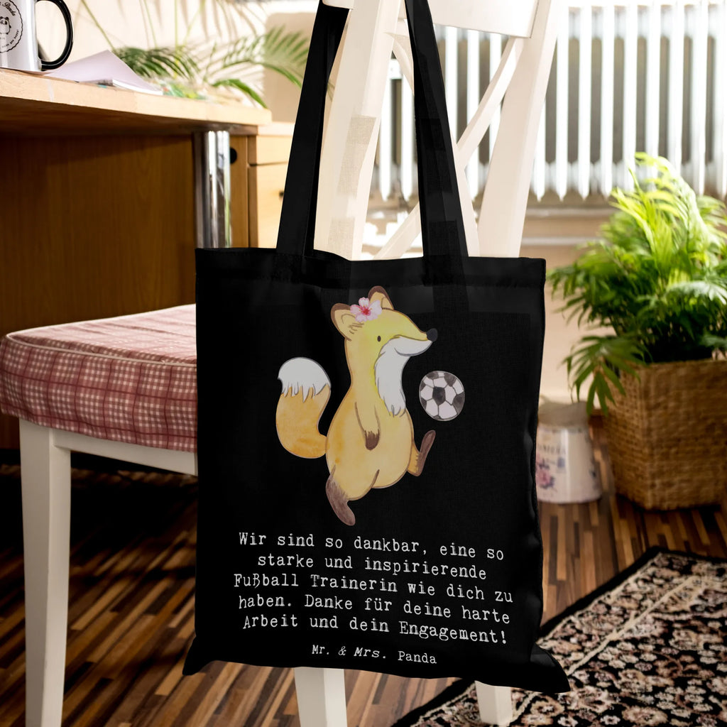 Tote bag Wir sind so dankbar, eine so starke und inspirierende Fußball Trainerin wie dich zu haben. Danke für deine harte Arbeit und dein Engagement! Strandtasche, Jutetasche, Stofftasche, Badetasche, Beutel, Einkaufstasche, Stoffbeutel, Jutebeutel, Beuteltasche, Umhängetasche, Einkaufstüte, Tasche, Laptoptasche, Shopper, Schultertasche, Tragetasche, Geschenk, Sport, Sportart, Hobby, Schenken, Danke, Dankeschön, Auszeichnung, Gewinn, Sportler