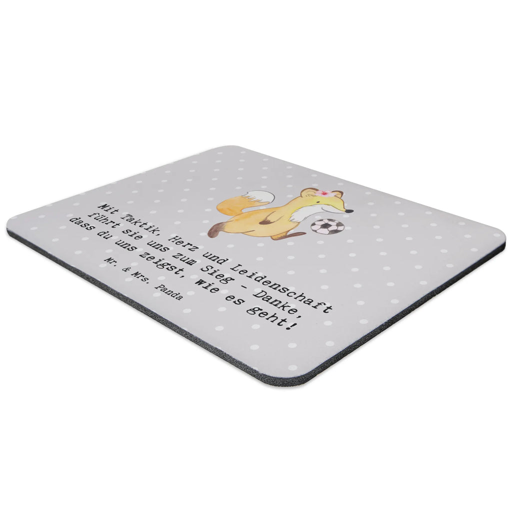 Mouse mat Mit Taktik, Herz und Leidenschaft führt sie uns zum Sieg - Danke, dass du uns zeigst, wie es geht! Büroausstattung, Einzigartiges Mauspad, PC Zubehör, Mauspad Büro, Arbeitszimmer, Computer zubehör, Mausunterlage, Designer Mauspad, Mousepad, Mauspad, Geschenk, Sport, Sportart, Hobby, Schenken, Danke, Dankeschön, Auszeichnung, Gewinn, Sportler