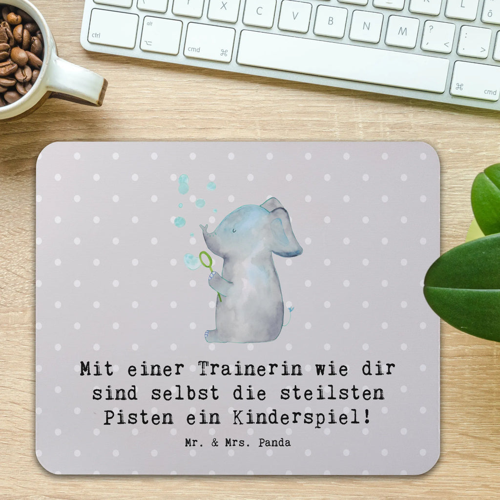 Mouse mat Mit einer Trainerin wie dir sind selbst die steilsten Pisten ein Kinderspiel! Einzigartiges Mauspad, Mousepad, Mauspad, Mauspad Büro, Büroausstattung, Mausunterlage, PC Zubehör, Arbeitszimmer, Computer zubehör, Designer Mauspad, Geschenk, Sport, Sportart, Hobby, Schenken, Danke, Dankeschön, Auszeichnung, Gewinn, Sportler