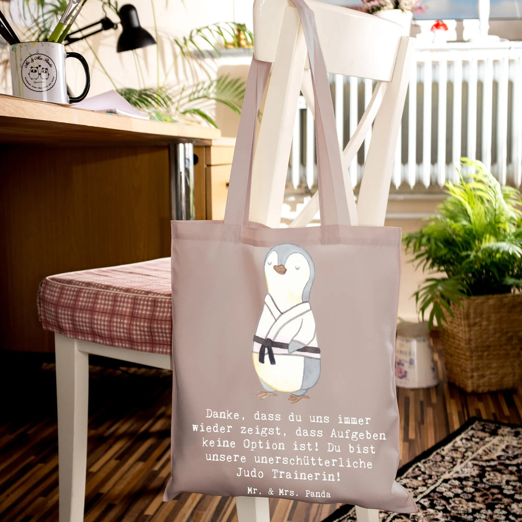 Tote bag Danke, dass du uns immer wieder zeigst, dass Aufgeben keine Option ist! Du bist unsere unerschütterliche Judo Trainerin! Umhängetasche, Jutebeutel, Badetasche, Einkaufstasche, Schultertasche, Tragetasche, Stofftasche, Stoffbeutel, Strandtasche, Shopper, Jutetasche, Beutel, Beuteltasche, Tasche, Einkaufstüte, Laptoptasche, Geschenk, Sport, Sportart, Hobby, Schenken, Danke, Dankeschön, Auszeichnung, Gewinn, Sportler