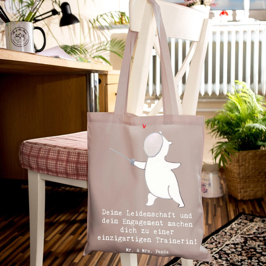 Tote bag Deine Leidenschaft und dein Engagement machen dich zu einer einzigartigen Trainerin! Beuteltasche, Schultertasche, Tragetasche, Jutebeutel, Stoffbeutel, Umhängetasche, Tasche, Badetasche, Stofftasche, Shopper, Strandtasche, Einkaufstasche, Einkaufstüte, Laptoptasche, Beutel, Jutetasche, Geschenk, Sport, Sportart, Hobby, Schenken, Danke, Dankeschön, Auszeichnung, Gewinn, Sportler