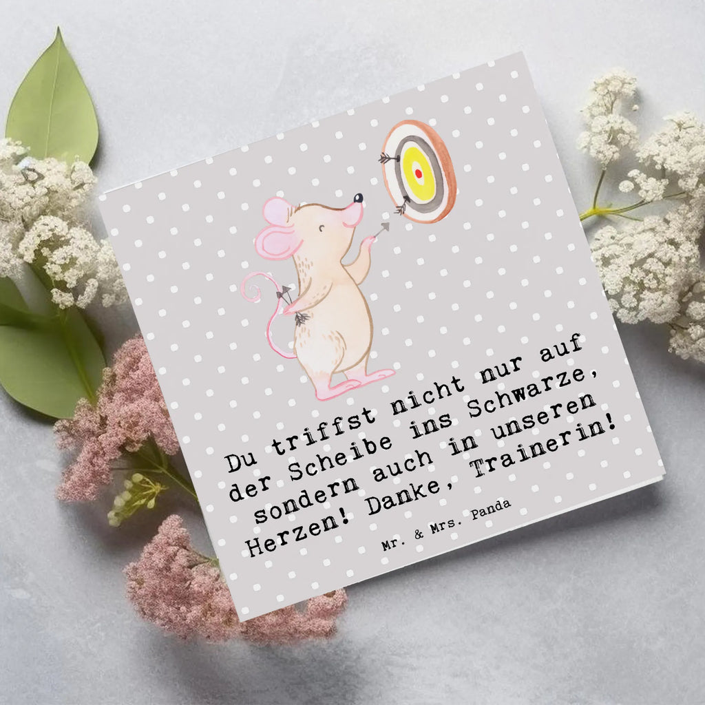 Deluxe Card Du triffst nicht nur auf der Scheibe ins Schwarze, sondern auch in unseren Herzen! Danke, Trainerin! Karte, Einladungskarte, Geburtstagskarte, Grußkarte, Klappkarte, Hochwertige Klappkarte, Glückwunschkarte, Hochzeitskarte, Hochwertige Grußkarte, Geschenk, Sport, Sportart, Hobby, Schenken, Danke, Dankeschön, Auszeichnung, Gewinn, Sportler