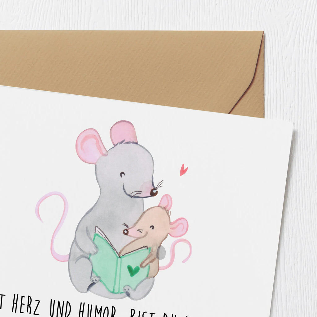 Deluxe Card Mit Herz und Humor, bist du unser Kinderflüsterer! Danke, dass du an unserer Seite bist, wenn wir dich brauchen. Hochwertige Klappkarte, Geburtstagskarte, Einladungskarte, Grußkarte, Glückwunschkarte, Hochzeitskarte, Hochwertige Grußkarte, Karte, Klappkarte, sprüche, zitate, spruch kollektion, inspiration, motivation, lebensweisheiten, geschenkideen, wanddeko, wohnaccessoires, sprüche sammlung, schöne sprüche, glück, liebe, freude, lächeln, alltag verschönern, nachhaltige geschenke, dekoration, kreativ, einzigartig, shopify, mr and mrs panda