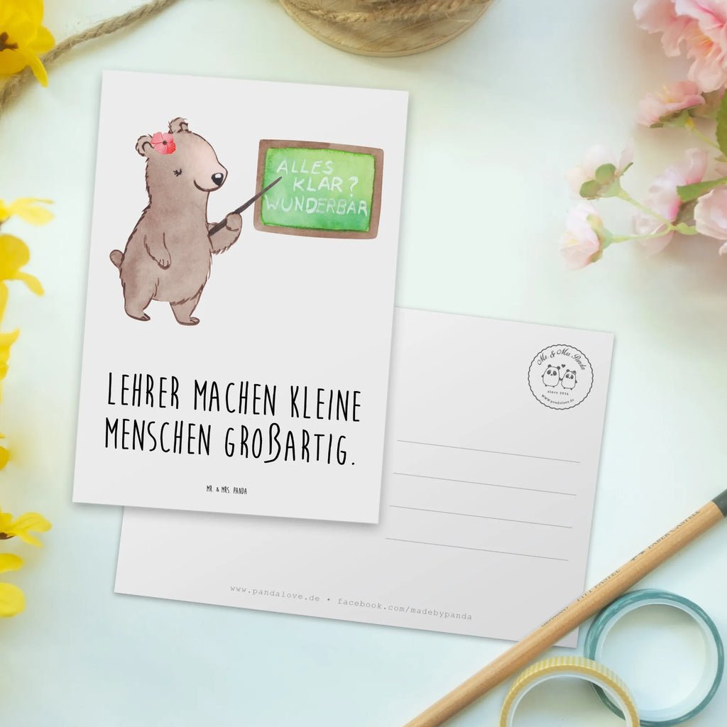 Postcard Lehrer machen kleine Menschen großartig. Ansichtskarten, spruchkarte, Kunstkarten, Designkarte, Grußkarte, Ansichtskarte, bildkarte, Motivkarte, Fotokarte, Postkarte, Postkarten, kunstkarte, einzelkarte, wanddeko, liebe, glück, sprüche, geschenkideen, alltag verschönern, lebensweisheiten, schöne sprüche, wohnaccessoires, motivation, zitate, nachhaltige geschenke, sprüche sammlung, inspiration, shopify, freude, spruch kollektion, mr and mrs panda, Dekoration, Lächeln, Kreativ, Einzigartig