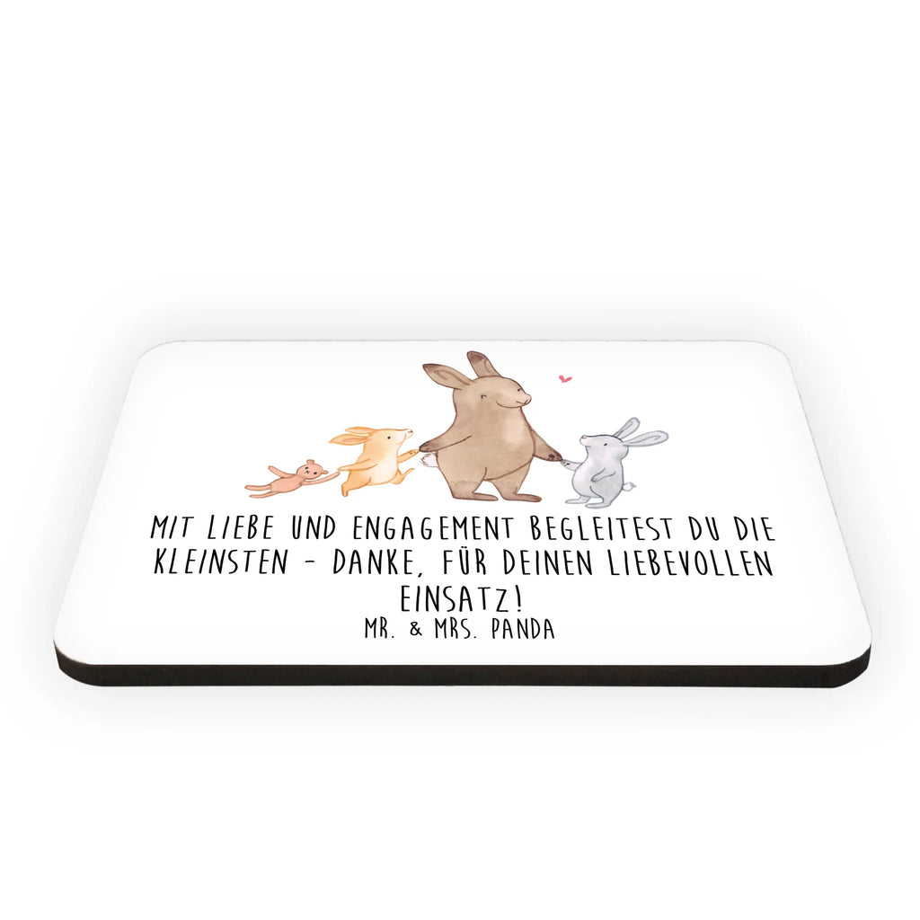 Magnet Mit Liebe und Engagement begleitest du die Kleinsten - Danke, für deinen liebevollen Einsatz! Whiteboard Magnet, Pinnwandmagnet, Dekomagnet, Motivmagnete, Souvenir Magnet, Kühlschrank Dekoration, Notiz Magnet, Kühlschrankmagnet, sprüche, zitate, spruch kollektion, inspiration, motivation, lebensweisheiten, geschenkideen, wanddeko, wohnaccessoires, sprüche sammlung, schöne sprüche, glück, liebe, freude, lächeln, alltag verschönern, nachhaltige geschenke, dekoration, kreativ, einzigartig, shopify, mr and mrs panda