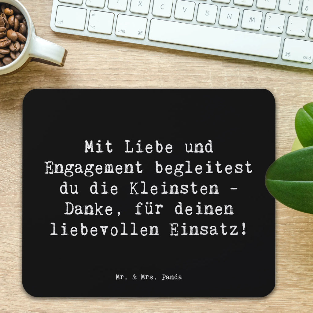 Mouse mat Saying Mit Liebe und Engagement begleitest du die Kleinsten - Danke, für deinen liebevollen Einsatz! Computer zubehör, Designer Mauspad, Einzigartiges Mauspad, Mauspad Büro, PC Zubehör, Mousepad, Mausunterlage, Büroausstattung, Mauspad, Arbeitszimmer
