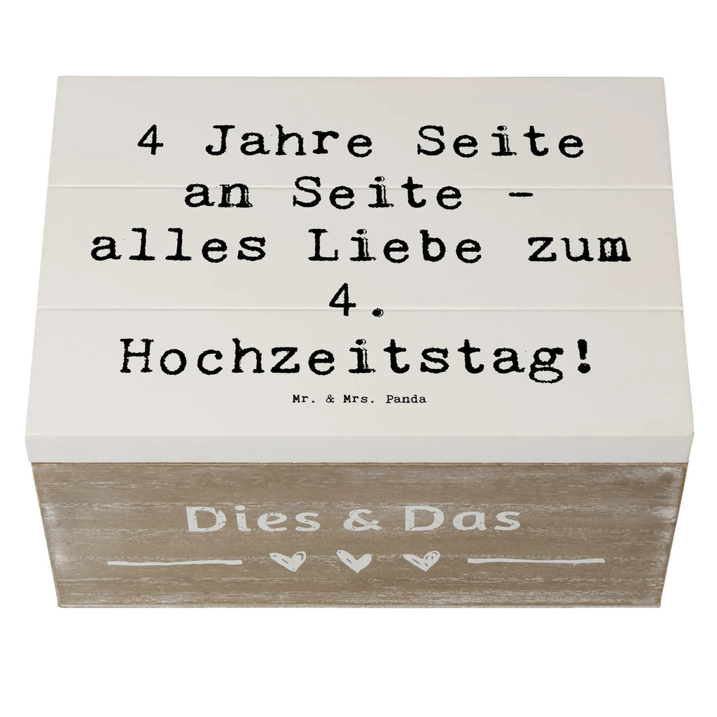 Wooden chest Saying 4 Jahre Seite an Seite - alles Liebe zum 4. Hochzeitstag! Dekokiste, Geschenkbox, Schatzkiste, Geschenkdose, Kiste, Erinnerungsbox, Aufbewahrungsbox, Truhe, XXL, Erinnerungskiste, Holzkiste, Schatulle, Hochzeit, Hochzeitsgeschenk, Ehe, Hochzeitsfeier, Trauung, Trauungsgeschenk, Hochzeitskarte, Verlobungsfeier, Verlobungsgeschenk, Hochzeitsgeschenkideen, Hochzeitsgeschenke für Brautpaar