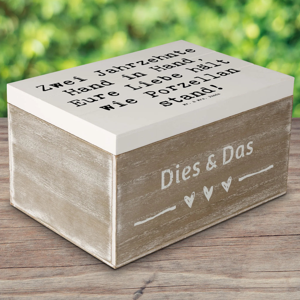 Holzkiste Spruch 20. Hochzeitstag Porzellanhochzeit Geschenkdose, Kiste, Holzkiste, Schatzkiste, Dekokiste, Erinnerungskiste, Truhe, Schatulle, XXL, Erinnerungsbox, Geschenkbox, Aufbewahrungsbox, Hochzeit, Hochzeitsgeschenk, Ehe, Hochzeitsfeier, Trauung, Trauungsgeschenk, Hochzeitskarte, Verlobungsfeier, Verlobungsgeschenk, Hochzeitsgeschenkideen, Hochzeitsgeschenke für Brautpaar