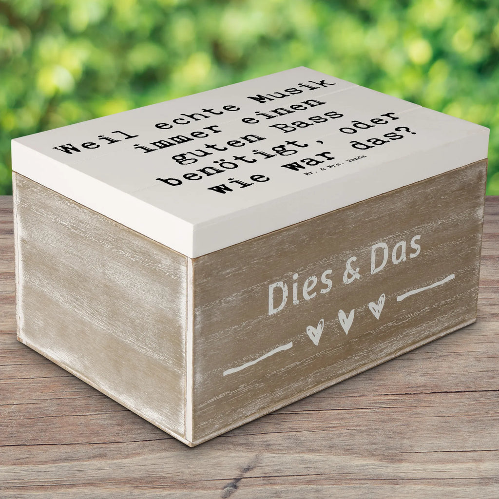 Wooden chest Saying Weil echte Musik immer einen guten Bass benötigt, oder wie war das? Geschenkbox, Truhe, Kiste, XXL, Dekokiste, Schatzkiste, Erinnerungskiste, Erinnerungsbox, Aufbewahrungsbox, Holzkiste, Geschenkdose, Schatulle, Instrumente, Geschenke Musiker, Musikliebhaber