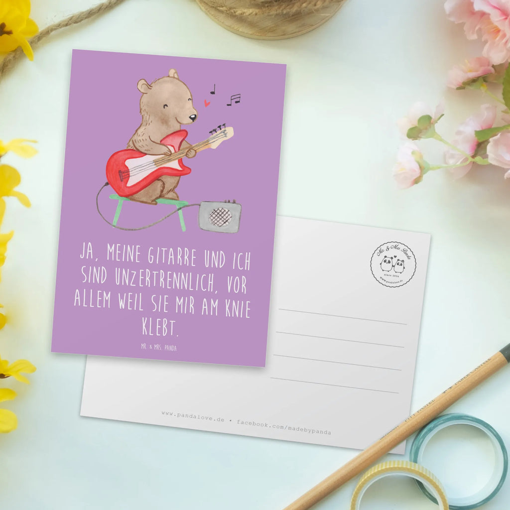 Postcard Ja, meine Gitarre und ich sind unzertrennlich, vor allem weil sie mir am Knie klebt. Ansichtskarten, Ansichtskarte, Karte, Einladung Geburtstag, Geschenkkarte, Einladungskarten Geburtstag, Postkarte, Grußkarte, Geburtstagskarte, Einladungskarte, Dankeskarte, Einladung, Instrumente, Geschenke Musiker, Musikliebhaber