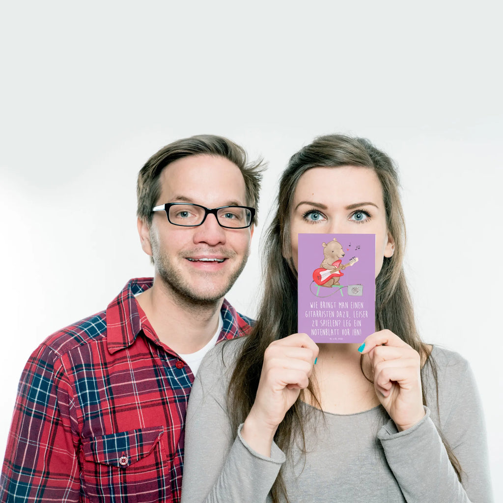 Postcard Wie bringt man einen Gitarristen dazu, leiser zu spielen? Leg ein Notenblatt vor ihn! Grußkarte, Ansichtskarten, Postkarte, Dankeskarte, Einladungskarte, Geburtstagskarte, Geschenkkarte, Karte, Einladungskarten Geburtstag, Einladung, Einladung Geburtstag, Ansichtskarte, Instrumente, Geschenke Musiker, Musikliebhaber