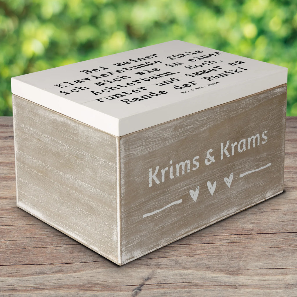Wooden chest Saying Bei meiner Klavierstunde fühle ich mich wie in einer Achterbahn. Hoch, runter und immer am Rande der Panik! Kiste, Geschenkbox, Aufbewahrungsbox, Truhe, Holzkiste, Erinnerungsbox, Schatzkiste, Dekokiste, XXL, Schatulle, Erinnerungskiste, Geschenkdose, Instrumente, Geschenke Musiker, Musikliebhaber