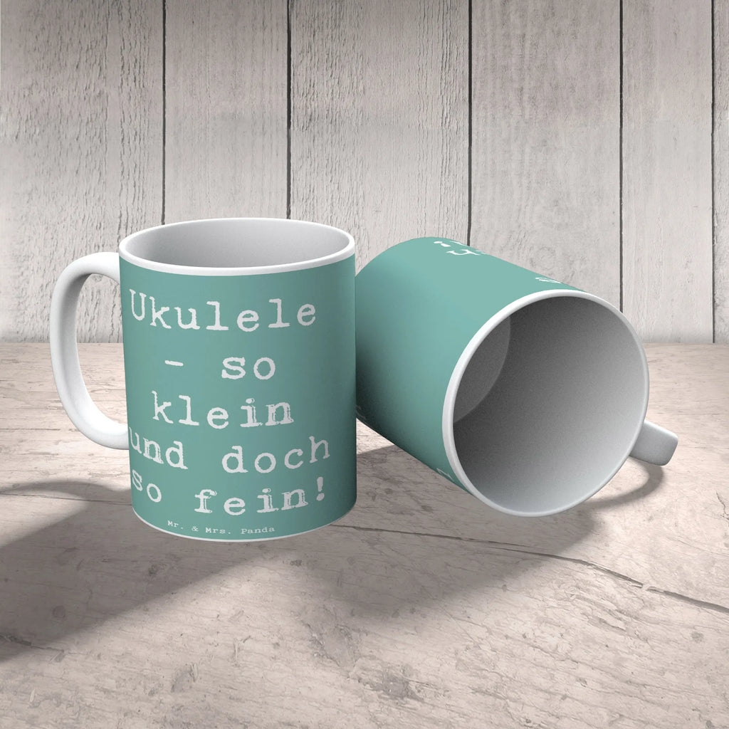Mug Saying Ukulele - so klein und doch so fein! Teetasse, Tasse, Kaffeetasse, Bürotasse, Geschenktasse, Tasse mit Motiven, Tasse mit Zitaten, Keramiktasse, Porzellantasse, Instrumente, Geschenke Musiker, Musikliebhaber